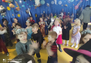 Dzieci podczas zabaw tanecznych.